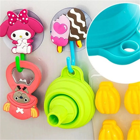 Embudo de cocina plegable de silicona para llenar botellas de agua con líquido.