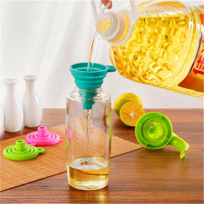 Embudo de cocina plegable de silicona para llenar botellas de agua con líquido.