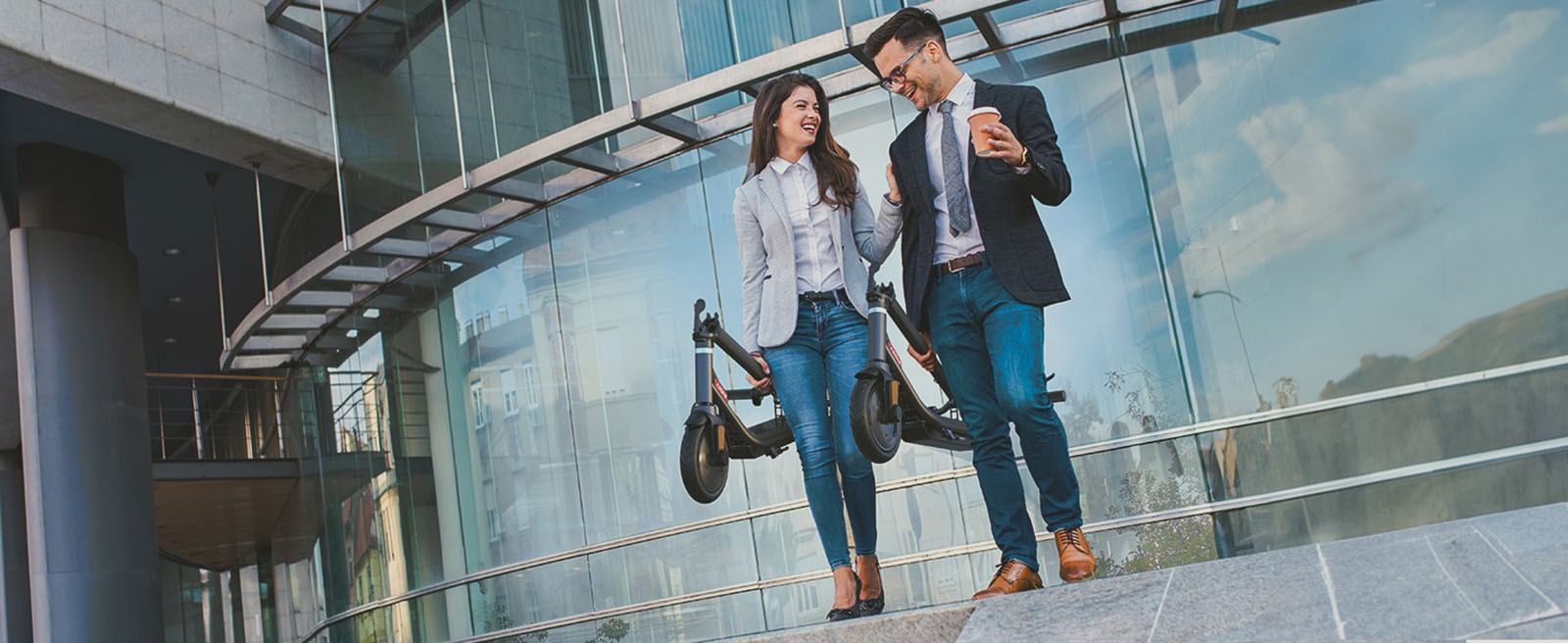 Patinete Eléctrico Atomi E20, neumático de aire de 8.5 pulgadas, motor de 250 W (potencia máxima de 500 W), batería de 36 V y 7.5 Ah, autonomía de 30 km, doble freno, 120 kg.