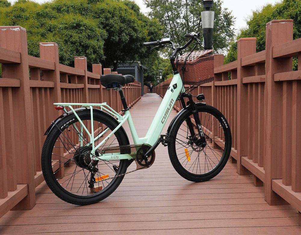 Bicicleta eléctrica CYSUM X-city, motor de 250 W, batería de 48 V y 10,4 Ah, neumáticos de 26 x 1,95 pulgadas, velocidad máxima de 25 km/h, autonomía de 80 km, freno de disco mecánico, Shimano de 7 velocidades, pantalla LCD - Verde