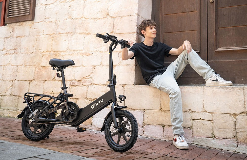 Bicicleta eléctrica plegable DYU C3, motor de 250 W, batería de 36 V y 7,5 Ah, neumáticos de 14 pulgadas, velocidad máxima de 25 km/h, autonomía de 37 km, frenos de disco delanteros y traseros.