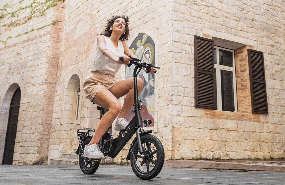 Bicicleta eléctrica plegable DYU C3, motor de 250 W, batería de 36 V y 7,5 Ah, neumáticos de 14 pulgadas, velocidad máxima de 25 km/h, autonomía de 37 km, frenos de disco delanteros y traseros.