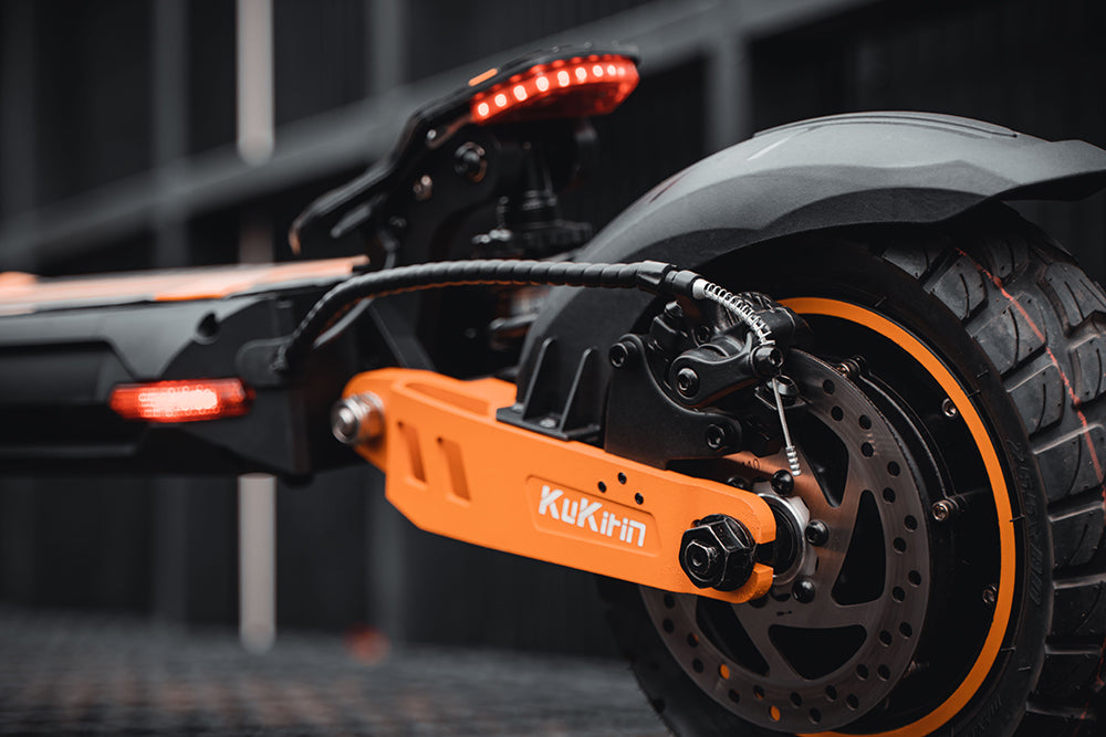 Patinete Eléctrico KuKirin G2 Max, neumáticos todoterreno de 10 pulgadas, motor de 1000 W, velocidad máxima de 55 km/h, batería de 48 V y 20 Ah, autonomía de 80 km, carga máxima de 120 kg, asiento desmontable y altura regulable.