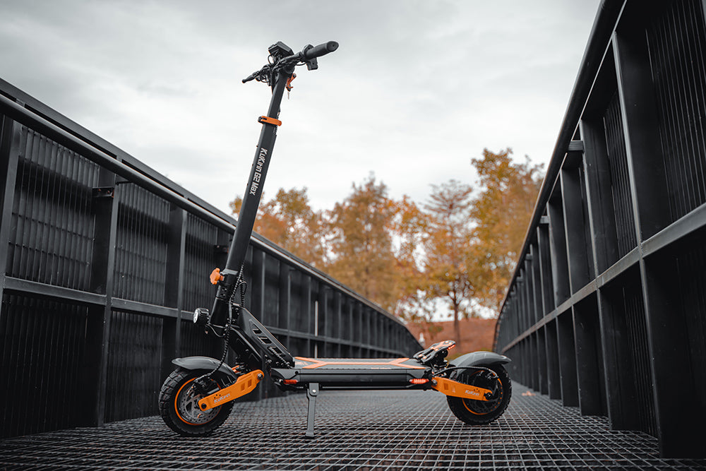 Patinete Eléctrico KuKirin G2 Max, neumáticos todoterreno de 10 pulgadas, motor de 1000 W, velocidad máxima de 55 km/h, batería de 48 V y 20 Ah, autonomía de 80 km, carga máxima de 120 kg, asiento desmontable y altura regulable.