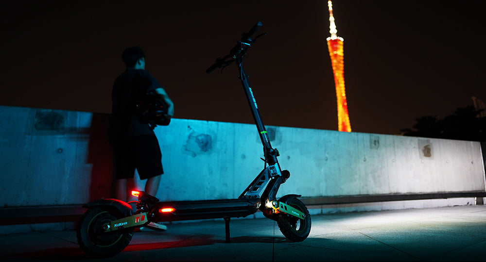 Patinete Eléctrico KuKirin G2 Max, neumáticos todoterreno de 10 pulgadas, motor de 1000 W, velocidad máxima de 55 km/h, batería de 48 V y 20 Ah, autonomía de 80 km, carga máxima de 120 kg, asiento desmontable y altura regulable.