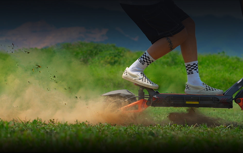 Patinete eléctrico todoterreno KuKirin G3 Pro 2024, versión con motor de 1200 W*2, neumáticos de 10 pulgadas, batería extraíble de 52 V y 23,2 Ah, autonomía de 80 km, velocidad máxima de 65 km/h, sistema de doble amortiguación hidráulica, resistencia al agua IP54 y doble freno hidráulico.