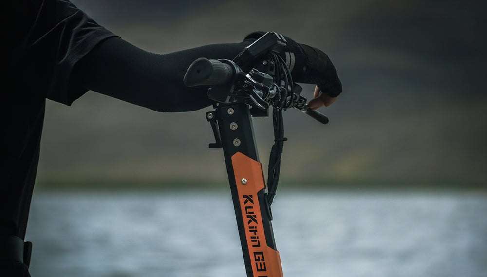 Patinete eléctrico todoterreno KuKirin G3 Pro 2024, versión con motor de 1200 W*2, neumáticos de 10 pulgadas, batería extraíble de 52 V y 23,2 Ah, autonomía de 80 km, velocidad máxima de 65 km/h, sistema de doble amortiguación hidráulica, resistencia al agua IP54 y doble freno hidráulico.