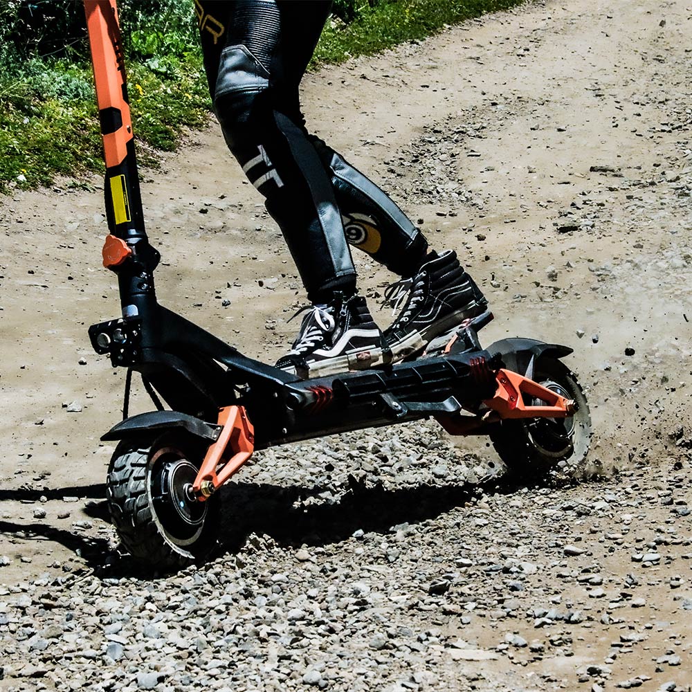 Patinete eléctrico todoterreno KuKirin G3 Pro 2024, versión con motor de 1200 W*2, neumáticos de 10 pulgadas, batería extraíble de 52 V y 23,2 Ah, autonomía de 80 km, velocidad máxima de 65 km/h, sistema de doble amortiguación hidráulica, resistencia al agua IP54 y doble freno hidráulico.