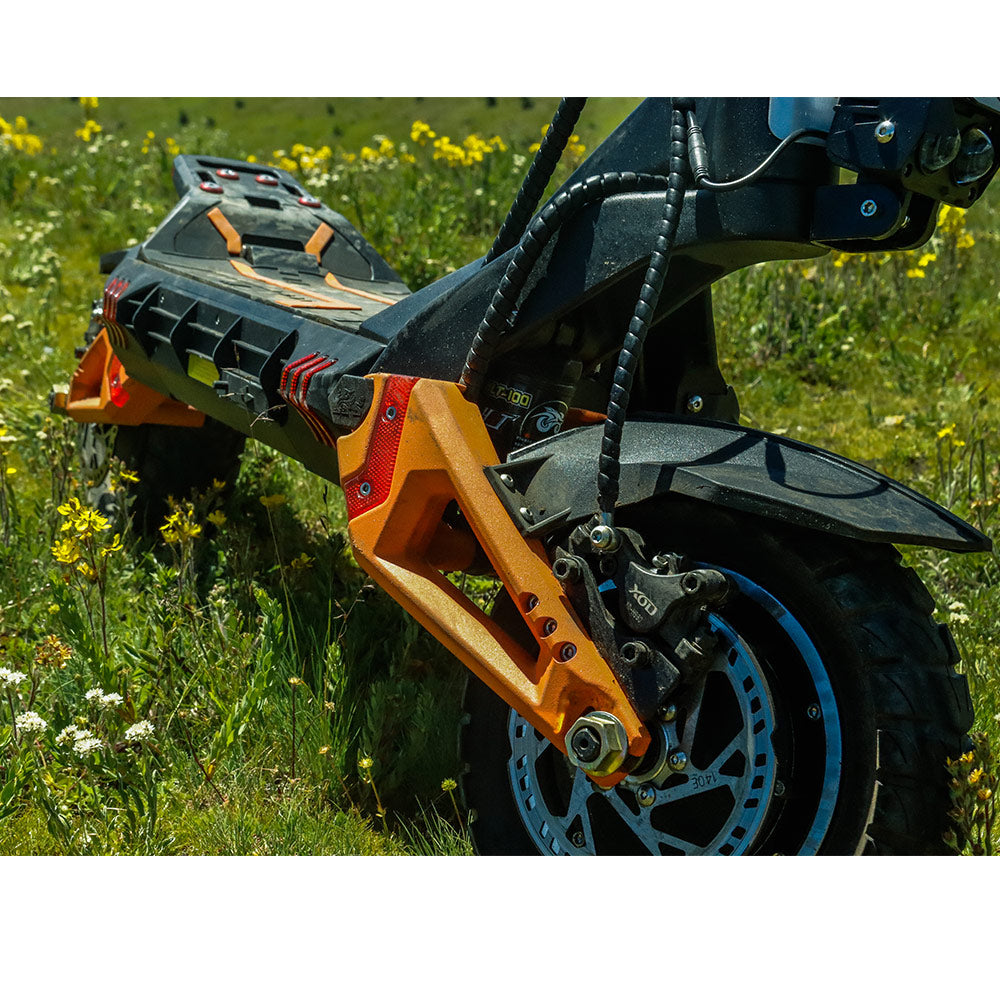 Patinete eléctrico todoterreno KuKirin G3 Pro 2024, versión con motor de 1200 W*2, neumáticos de 10 pulgadas, batería extraíble de 52 V y 23,2 Ah, autonomía de 80 km, velocidad máxima de 65 km/h, sistema de doble amortiguación hidráulica, resistencia al agua IP54 y doble freno hidráulico.