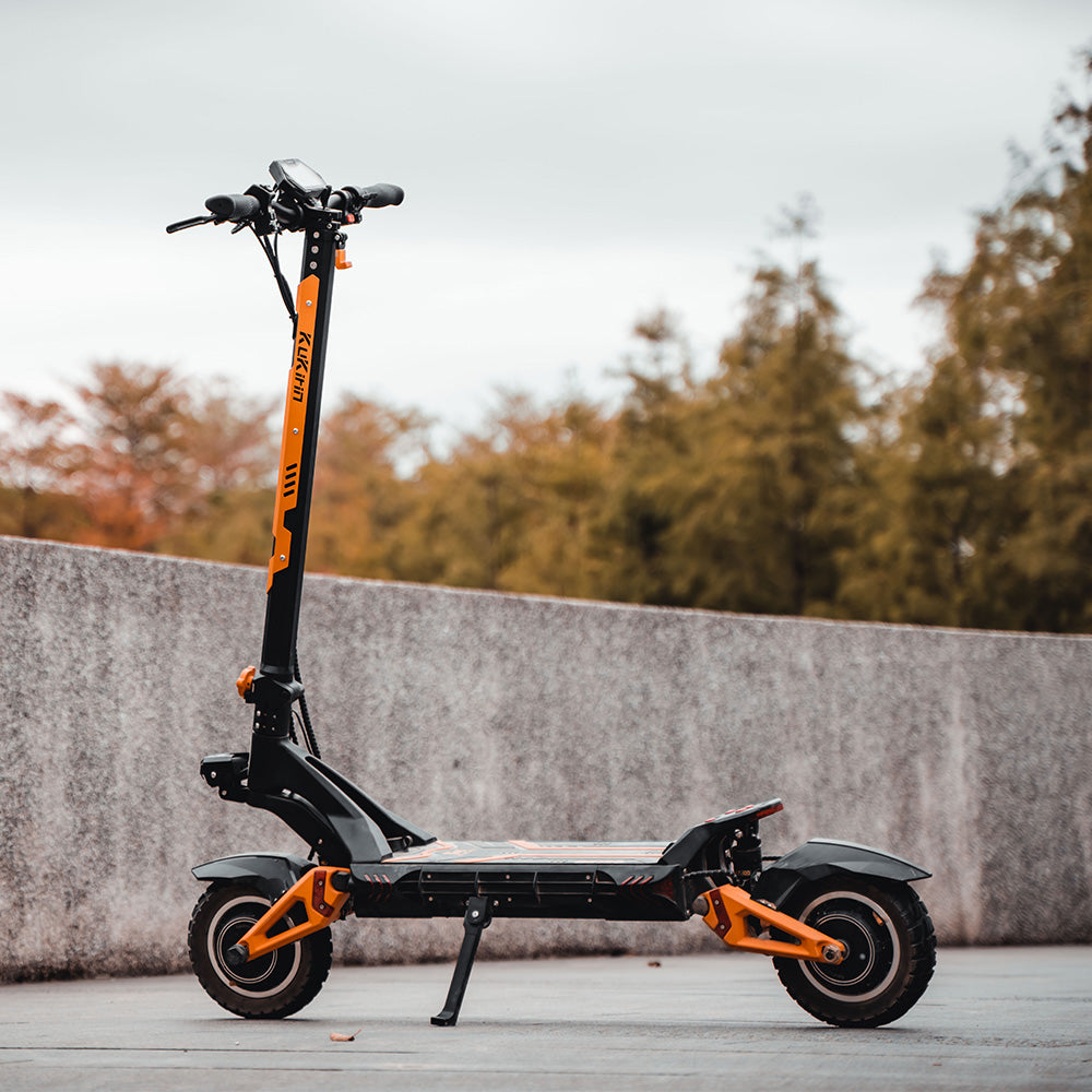 Patinete eléctrico todoterreno KuKirin G3 Pro 2024, versión con motor de 1200 W*2, neumáticos de 10 pulgadas, batería extraíble de 52 V y 23,2 Ah, autonomía de 80 km, velocidad máxima de 65 km/h, sistema de doble amortiguación hidráulica, resistencia al agua IP54 y doble freno hidráulico.