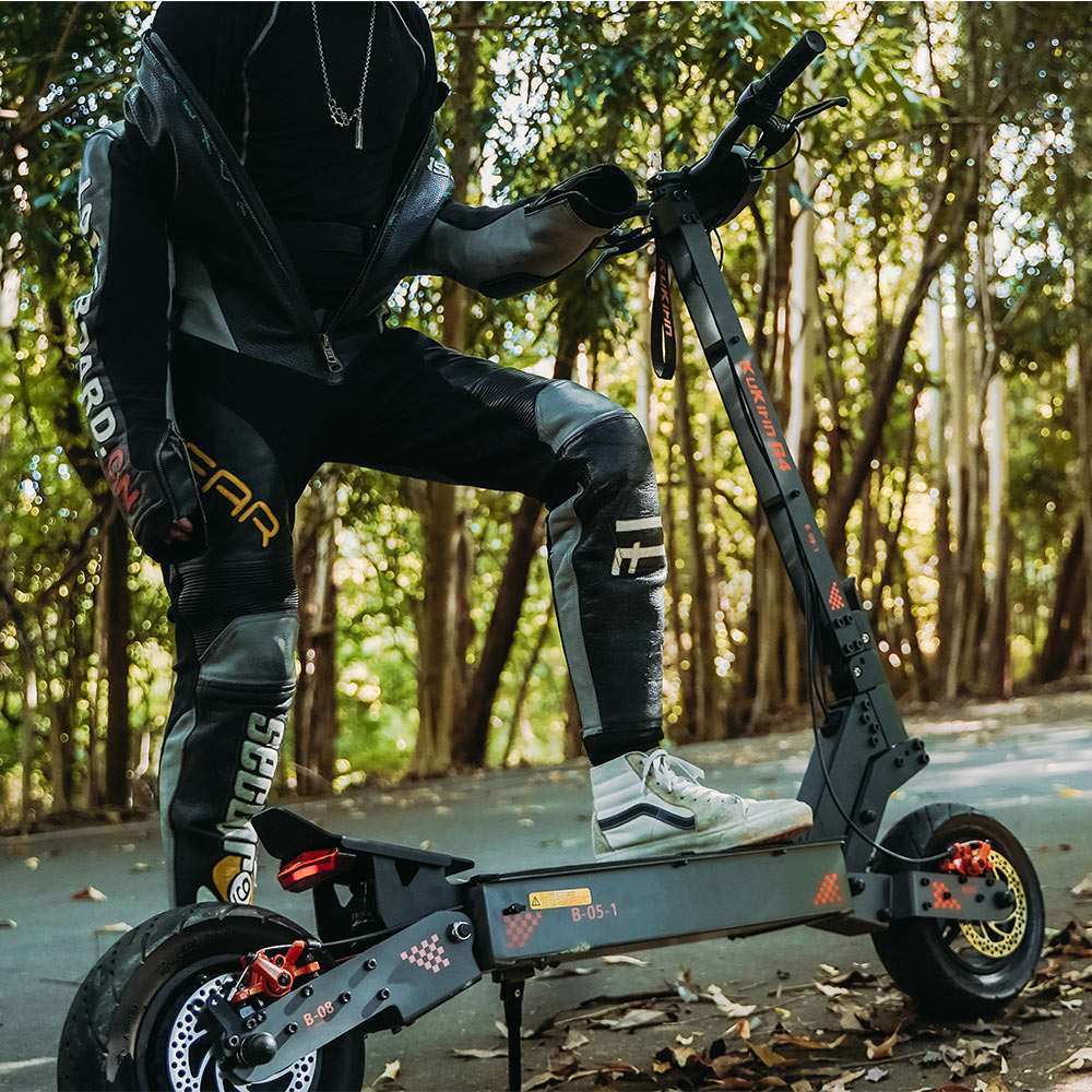 Patinete eléctrico todoterreno KuKirin G4 con motor de 2000 W, batería de 60 V y 20 Ah, autonomía de hasta 75 km, velocidad máxima de 70 km/h, neumáticos de vacío de 11 pulgadas de ancho, intermitentes, gran pantalla táctil LED e impermeabilidad IP54.