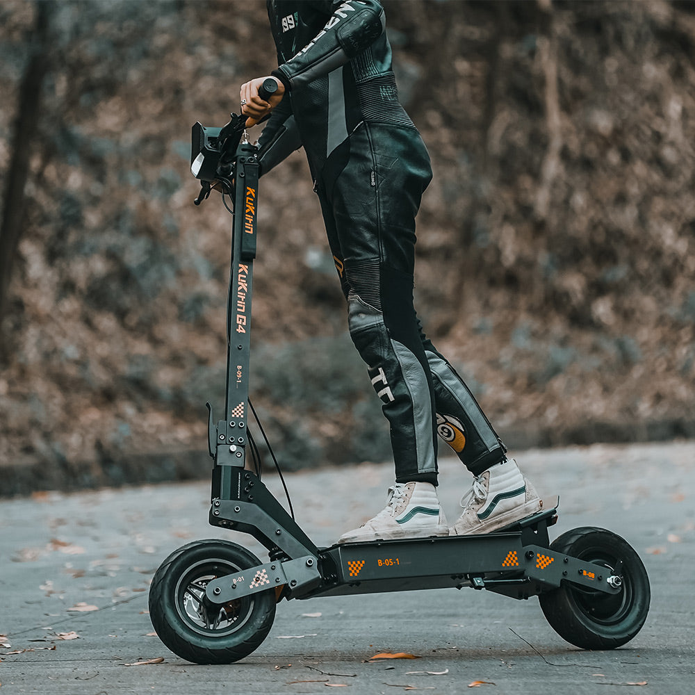 Patinete eléctrico todoterreno KuKirin G4 con motor de 2000 W, batería de 60 V y 20 Ah, autonomía de hasta 75 km, velocidad máxima de 70 km/h, neumáticos de vacío de 11 pulgadas de ancho, intermitentes, gran pantalla táctil LED e impermeabilidad IP54.