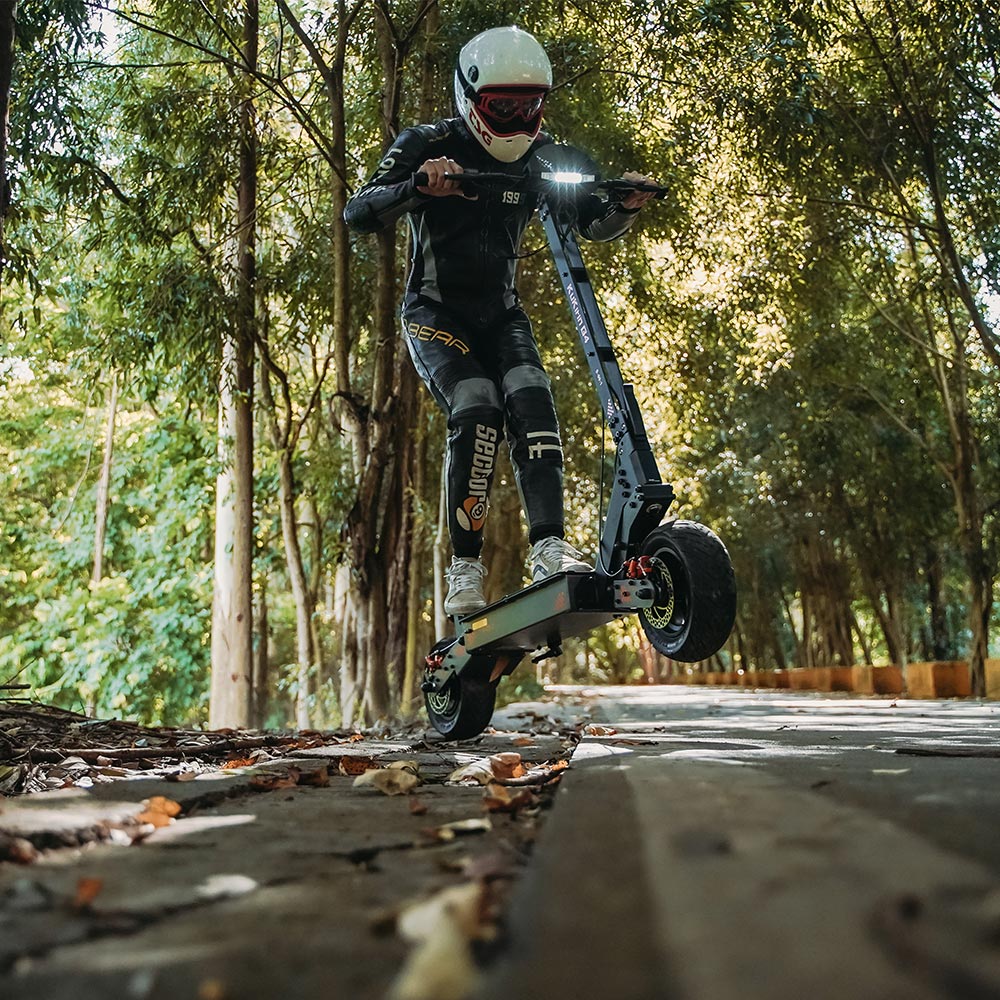 Patinete eléctrico todoterreno KuKirin G4 con motor de 2000 W, batería de 60 V y 20 Ah, autonomía de hasta 75 km, velocidad máxima de 70 km/h, neumáticos de vacío de 11 pulgadas de ancho, intermitentes, gran pantalla táctil LED e impermeabilidad IP54.
