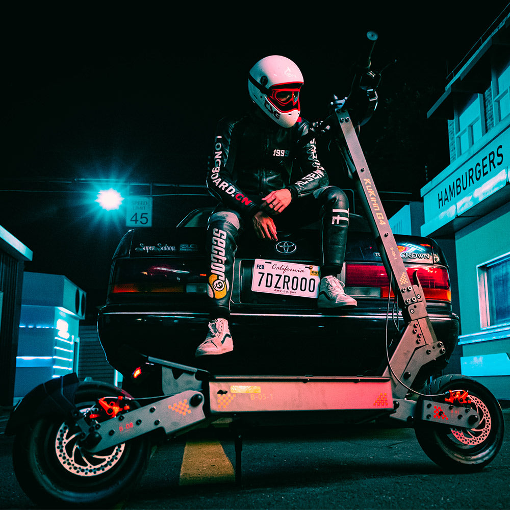 Patinete eléctrico todoterreno KuKirin G4 con motor de 2000 W, batería de 60 V y 20 Ah, autonomía de hasta 75 km, velocidad máxima de 70 km/h, neumáticos de vacío de 11 pulgadas de ancho, intermitentes, gran pantalla táctil LED e impermeabilidad IP54.