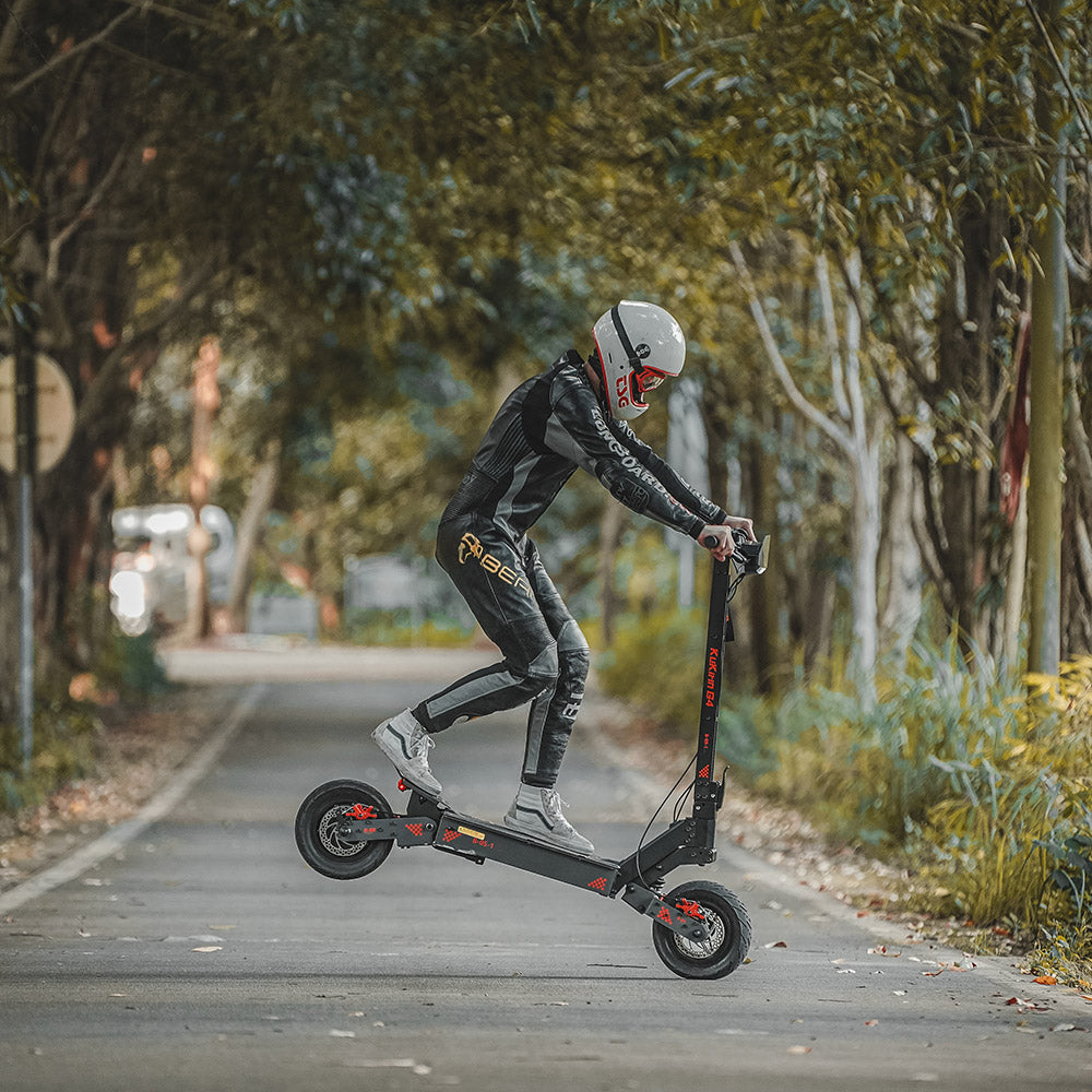 Patinete eléctrico todoterreno KuKirin G4 con motor de 2000 W, batería de 60 V y 20 Ah, autonomía de hasta 75 km, velocidad máxima de 70 km/h, neumáticos de vacío de 11 pulgadas de ancho, intermitentes, gran pantalla táctil LED e impermeabilidad IP54.