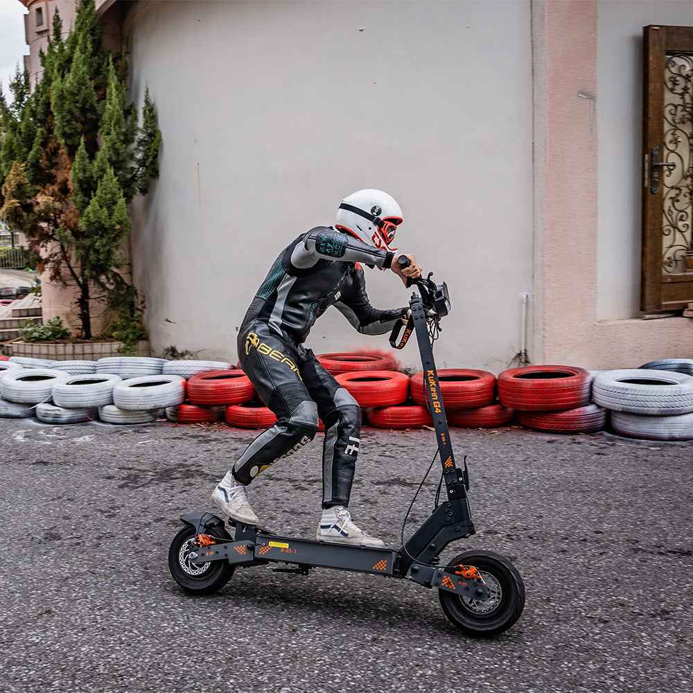 Patinete eléctrico todoterreno KuKirin G4 con motor de 2000 W, batería de 60 V y 20 Ah, autonomía de hasta 75 km, velocidad máxima de 70 km/h, neumáticos de vacío de 11 pulgadas de ancho, intermitentes, gran pantalla táctil LED e impermeabilidad IP54.
