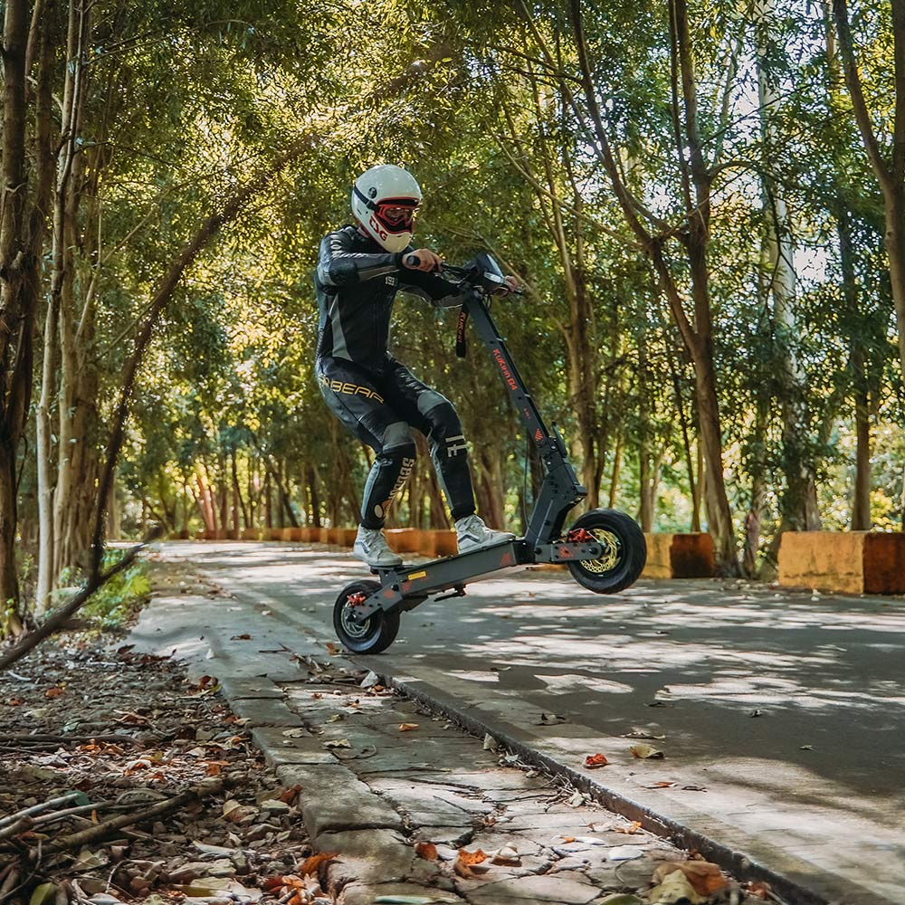 Patinete eléctrico todoterreno KuKirin G4 con motor de 2000 W, batería de 60 V y 20 Ah, autonomía de hasta 75 km, velocidad máxima de 70 km/h, neumáticos de vacío de 11 pulgadas de ancho, intermitentes, gran pantalla táctil LED e impermeabilidad IP54.