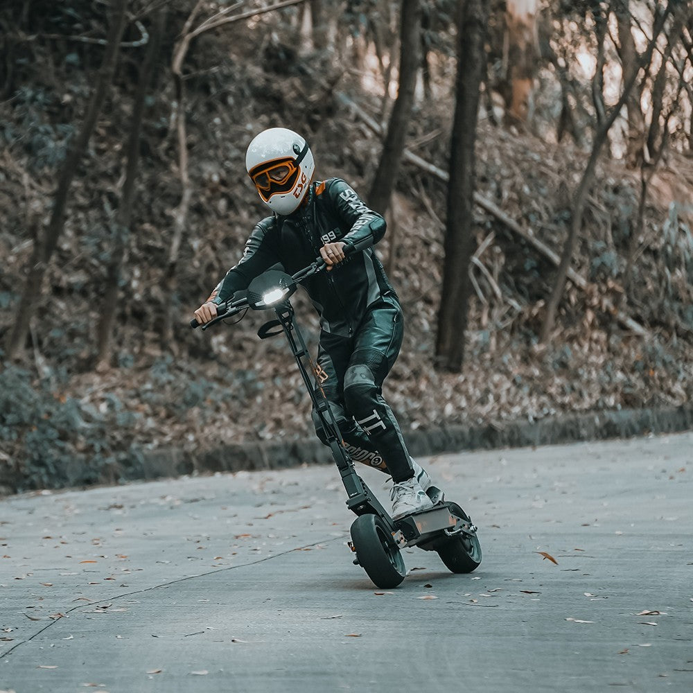 KuKirin G4 Off-Road Electric Scooter with 2000W Motor 60V 20Ah Battery up to 75km Range 70km/h Max Speed 11 Inch wide Vacuum Tire Turn Signal Large touch screen LED IP54 Waterproof