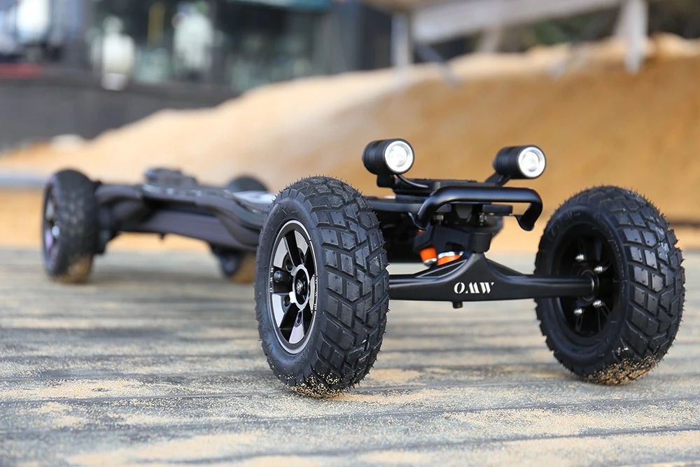 Monopatín eléctrico OMW Cavalry, potencia máxima de 3500 W, batería de 43,2 V y 20 Ah, velocidad máxima de 37 mph (59,5 km/h), autonomía de 34 millas (54,7 km).