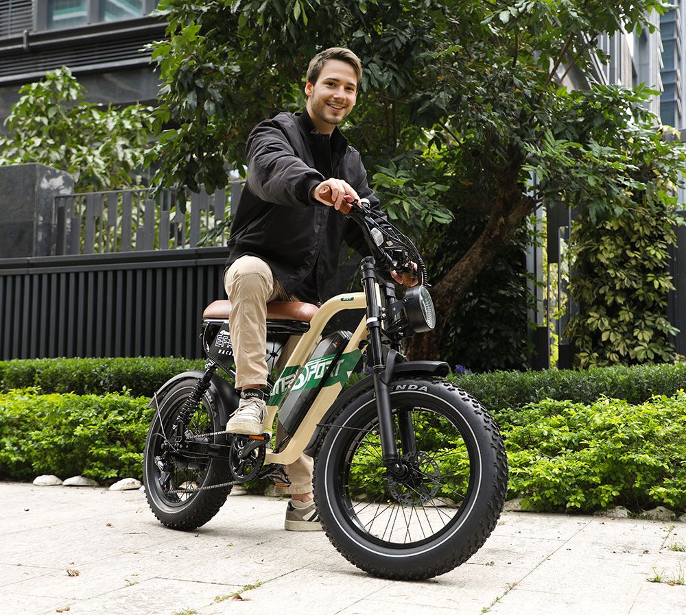 Bicicleta eléctrica ONESPORT W66, motor de 500 W, batería de 48 V y 13,5 Ah, neumáticos de 20 x 4,0 pulgadas, velocidad máxima de 25 km/h, autonomía de 100 km, frenos de disco hidráulicos delanteros y traseros, horquilla delantera con amortiguación, transmisión de 7 velocidades.